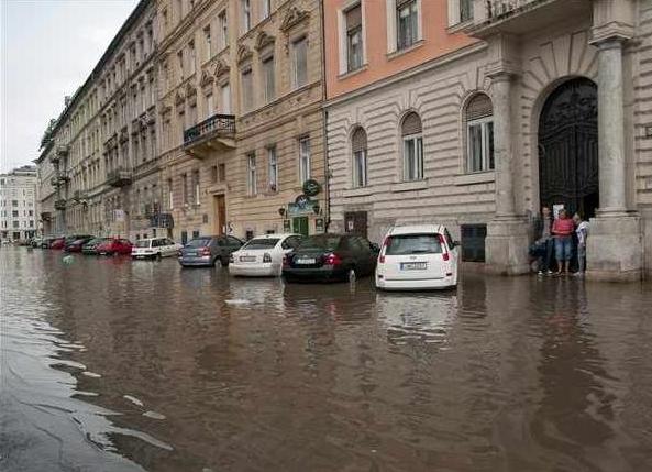Feltört az esővíz a csatornákból Budapesten a Margit hídnál