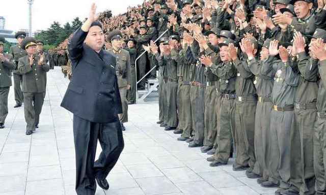 Egyszerű katonák ünneplik Kim Dzsong Un-t