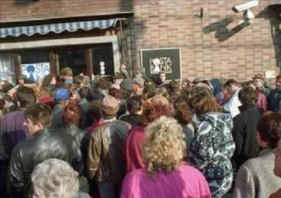 Postabank pánik 1997 február március _ Ezrek álltak sorban a bank fiókjai előtt Fotó Hír24