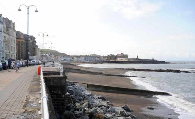 A walesi Aberystwyth város tengerpartja_ melyet az innen 2 mérföldre működö turbináknak el kellene látnia árammal