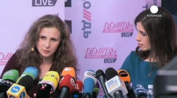 Marija Aljohina és Nagyezsda Tolokonnyikova - Pussy Riot sajtótájékoztató 2013.12.27. Moszkva. – Fotó Euronews