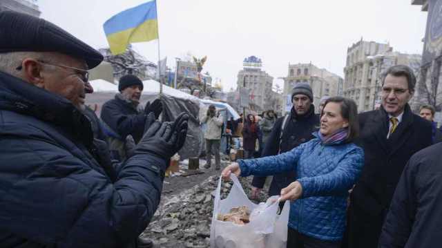 Nuland alamizsnát oszt Kijevben
