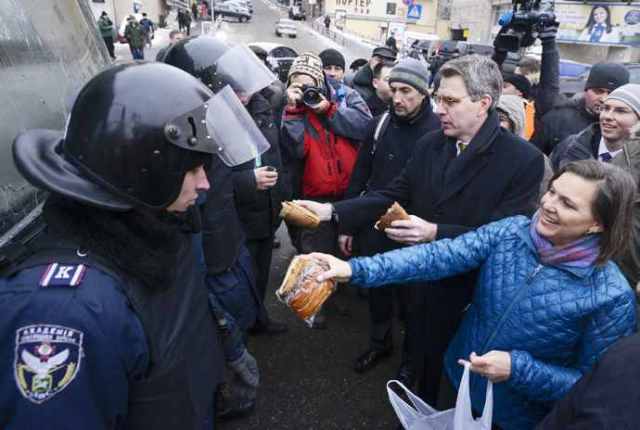 Nuland provokálja a rendőröket Kijevben