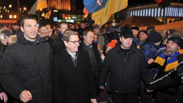 Westerwelle az ellenzéki vezetők között a kormányellenes tüntetésen Kijevben