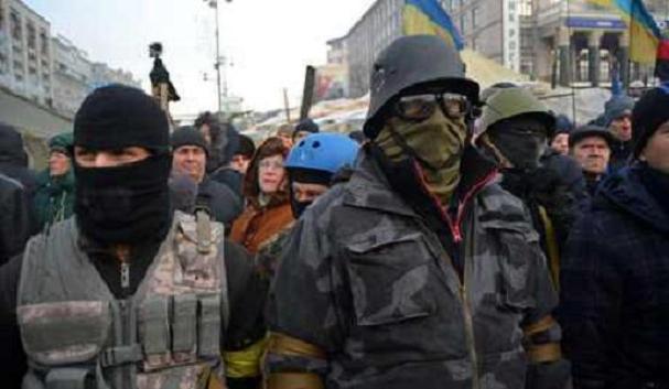 Náci sisakban az ellenzéki EU párti 'tüntető' _ fotó ruvr.ru