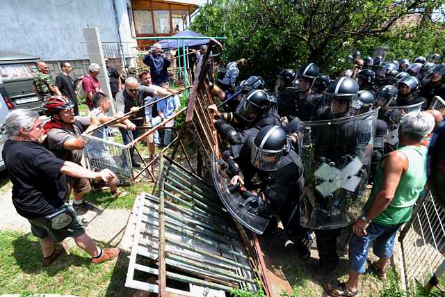 2010. június 15. Budatétény  Erőszakos kilakoltatás  a Készenléti rendőrség bevetésével