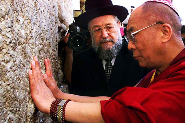 A Dalai Láma a jeruzsálemi Siratófalnál - Fotó -forum.china.org.cn