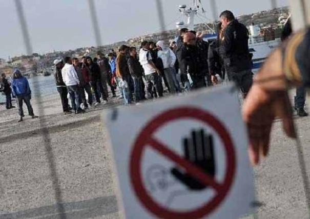 Líbiából és Tunéziából érkező Illegális bevándorlók - Lampedusa szigetén, Olaszország