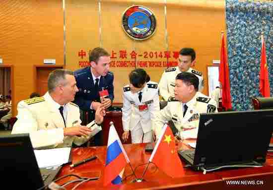 Az orosz és a kínai flotta közös parancsnoksága a 2014-es együttes haditengerészeti gyakorlaton - Fotó - cntv.cn . - 14.05.22.