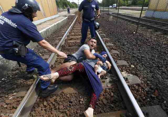 Bicskei szníházi produkció - őrjöngő migránsok a sínekre vetik magukat, mert le kell szállni a vonatról - 2015. 09. 03. Fotó - Reuters