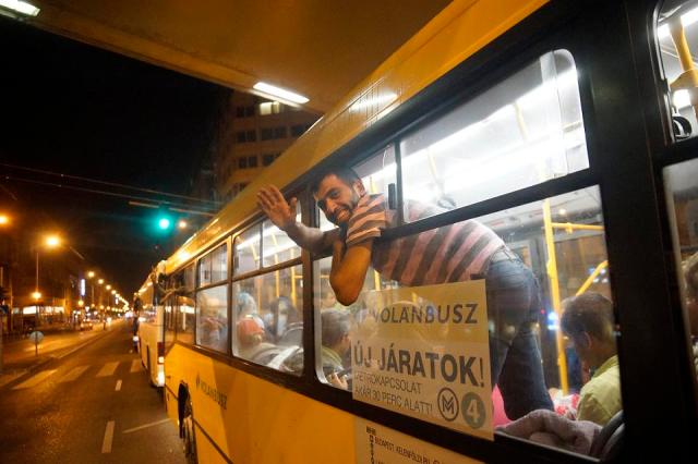 Budapest, 2015. szeptember 5. Illegális bevándorlókkal teli busz a fõvárosi Keleti pályaudvaron 2015. szeptember 5-én éjjel. A központi operatív törzs úgy döntött, hogy az éjszaka folyamán autóbuszokat vezényel a Keleti pályaudvarhoz és a M1-es autópályához, és felajánlják az ott tartózkodó bevándorlóknak, hogy a hegyeshalmi határátlépési ponthoz szállítják õket. Ausztria a szükséghelyzet miatt beengedi a Magyarországról érkezõ migránsokat. MTI Fotó: Balogh Zoltán
