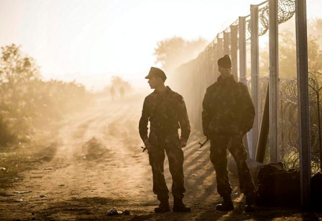 Röszke, 2015. szeptember 12. Katonák a magyar-szerb határon, az ideiglenes biztonsági határzár mellett Röszke térségében 2015. szeptember 13-án. MTI Fotó: Mohai Balázs