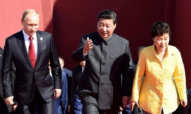 Vlagyimir Putyin orosz, Xi Jinping kínai és Park Geun-hye, dél-koreai elnök - Peking 2015.09.03. Fotó - Xinhua - REX Shutterstock - Forrás The Guardian
