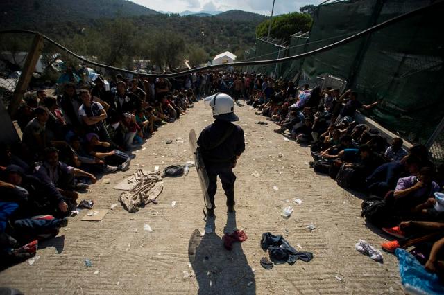 Moria, 2015. október 6. Illegális bevándorlók várakoznak hogy regisztrálják õket afgánoknak elkülönített táborban a görög Leszbosz szigetén Moria közelében 2015. október 6-án. MTI Fotó: Balogh Zoltán