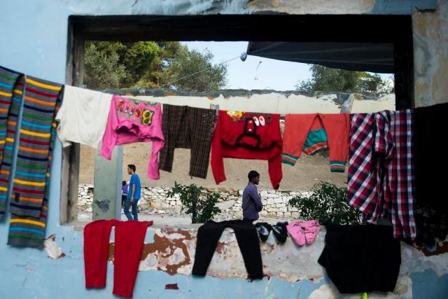 Moria, 2015. október 6. Migránsok egy afgánoknak elkülönített táborban a görög Leszbosz szigetén Moria közelében 2015. október 6-án. MTI Fotó: Balogh Zoltán