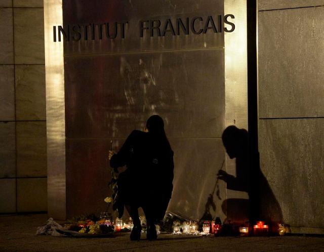 Budapest, 2015. november 14. Résztvevõk a Párizsban végrehajtott terrorcselekmények utáni napon tartott megemlékezésen és gyertyagyújtáson a fõvárosi Francia Intézetnél 2015. november 14-én. MTI Fotó: Bruzák Noémi