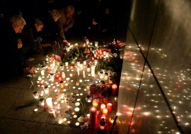 Budapest, 2015. november 14. Résztvevõk a Párizsban végrehajtott terrorcselekmények utáni napon tartott megemlékezésen és gyertyagyújtáson a fõvárosi Francia Intézetnél 2015. november 14-én. MTI Fotó: Bruzák Noémi