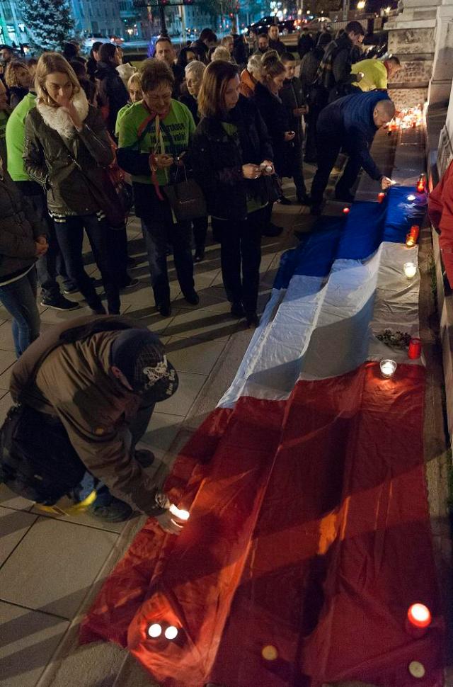 Gyõr, 2015. november 14. Megemlékezõk mécseseket gyújtanak a gyõri városháza elõtt a Párizsban végrehajtott terrorcselekmények utáni napon 2015. november 14-én. MTI Fotó: Krizsán Csaba