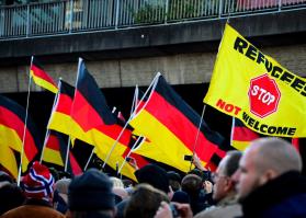 Köln, Németország, 2016. január 9. - A PEGIDA tiltakozó tüntetése a Szalafista terroristák ellen