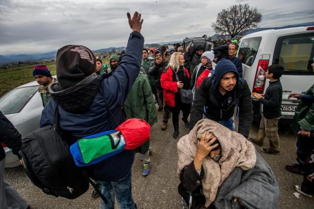 Idomeni, 2016. március 15. Migránsok mennek a macedón határ felé a görögországi Idomenibõl 2016. március 14-én. MTI Fotó: Balogh Zoltán