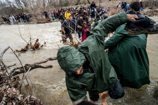 Idomeni, 2016. március 15. Migránsok átkelnek egy folyón a görögországi Idomeni és a macedóniai Gevgelija között 2016. március 14-én. MTI Fotó: Balogh Zoltán