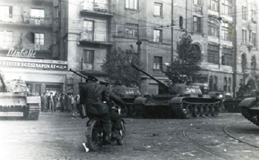 t-54-es-harckocsik-a-budai-moricz-zsigmond-korteren-56-ban